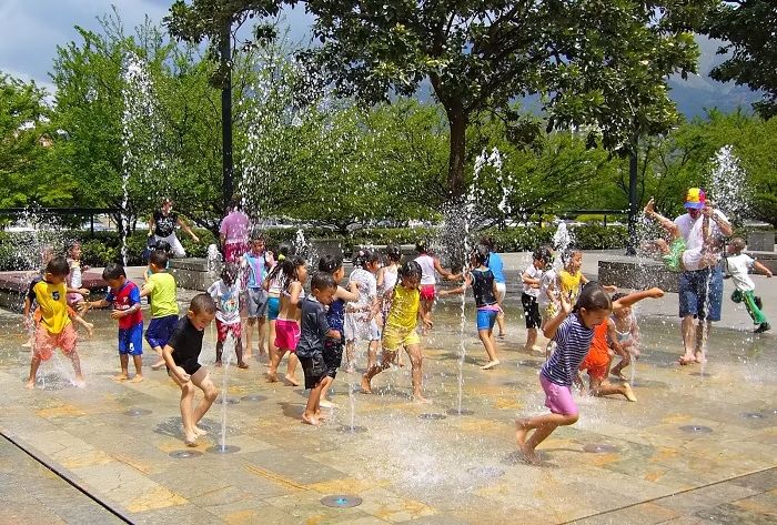 Children play water play 183d17ce614a305ef7e14498bef98c4b 1