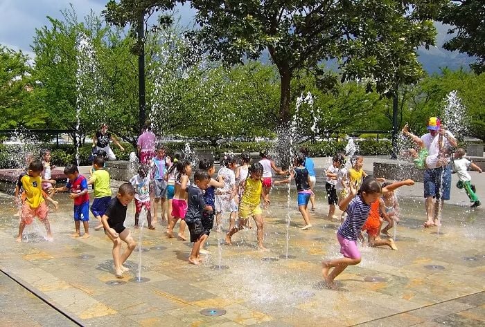 Children play water play 183d17ce614a305ef7e14498bef98c4b