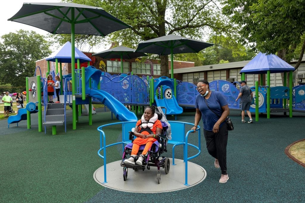 Playground structure with integrated shade 183d17ce614a305ef7e14498bef98c4b