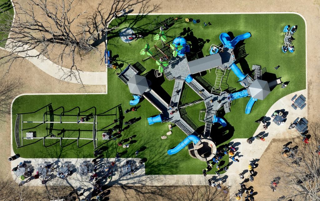 Winterset inclusive playground 183d17ce614a305ef7e14498bef98c4b 2